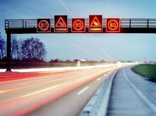 Fotos von einer Autobahn mit leuchtenden Schildern
