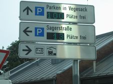 Fotos von Schildern des Parkleitsystemes mit der Angabe von freien Parkplätzen