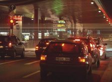 Autos von hinten fotografiert mit leuchtenden Bremslichtern in der Dämmerung