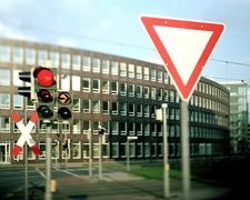 Foto einer Ampel und eines Verkehrsschildes